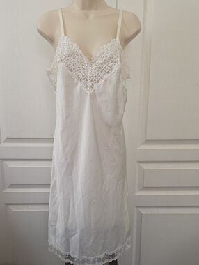 Wacoal | Vintage Lace-Trim White 1980s Full Slip Dress (Style 82109) Size M-42''